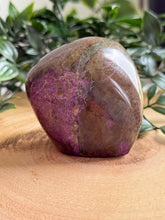 Load image into Gallery viewer, Stichtite and Serpentine Freeform|Atlantisite Freeform
