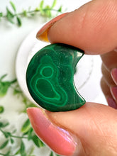 Load image into Gallery viewer, Malachite Moon Carving|Mini Crystals

